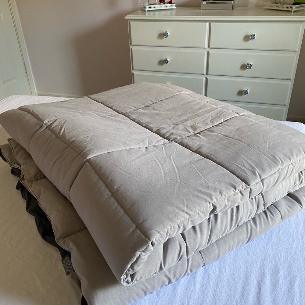 Reversible queen size comforter